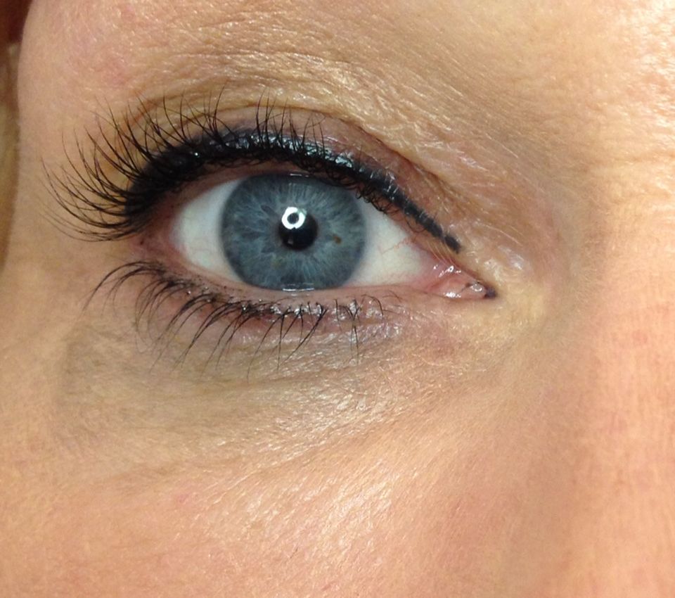 Schön geschwungene, volle Augenbrauen und beeindruckende Augen durch Permanent Make-Up Lidstrich!